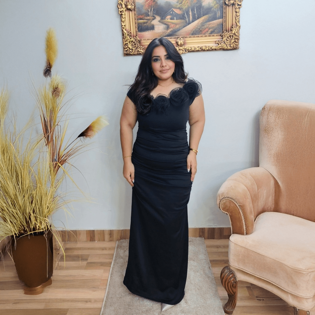 فستان سهرة أسود بياقة مزهرة