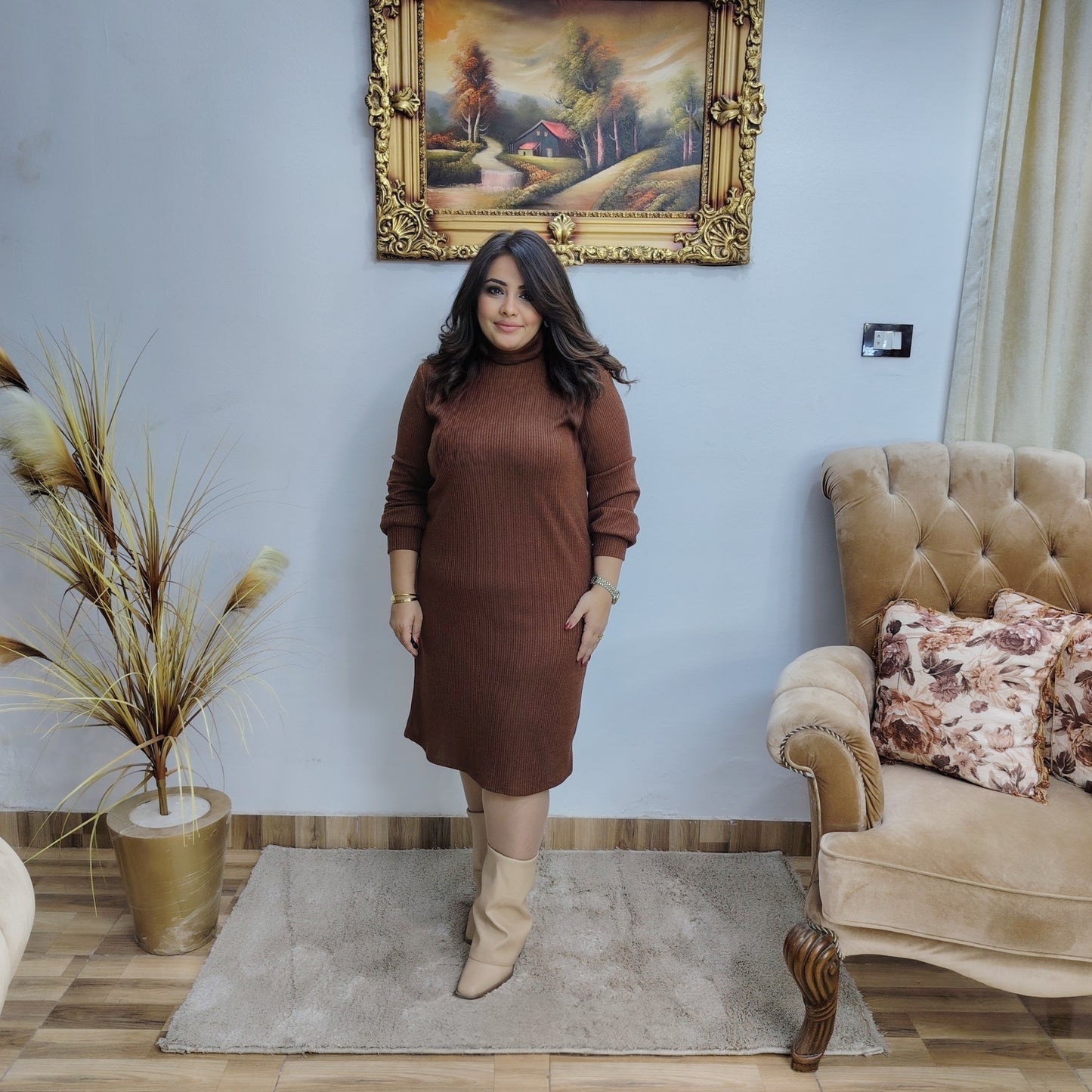 فستان كاجوال بأكمام طويلة وياقة عالية.