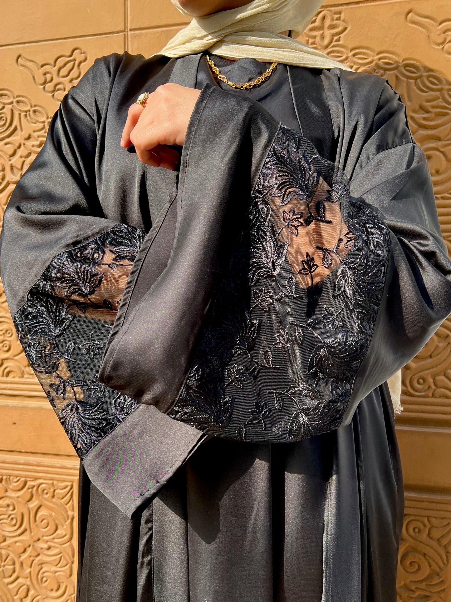 عباية سوداء أنيقة