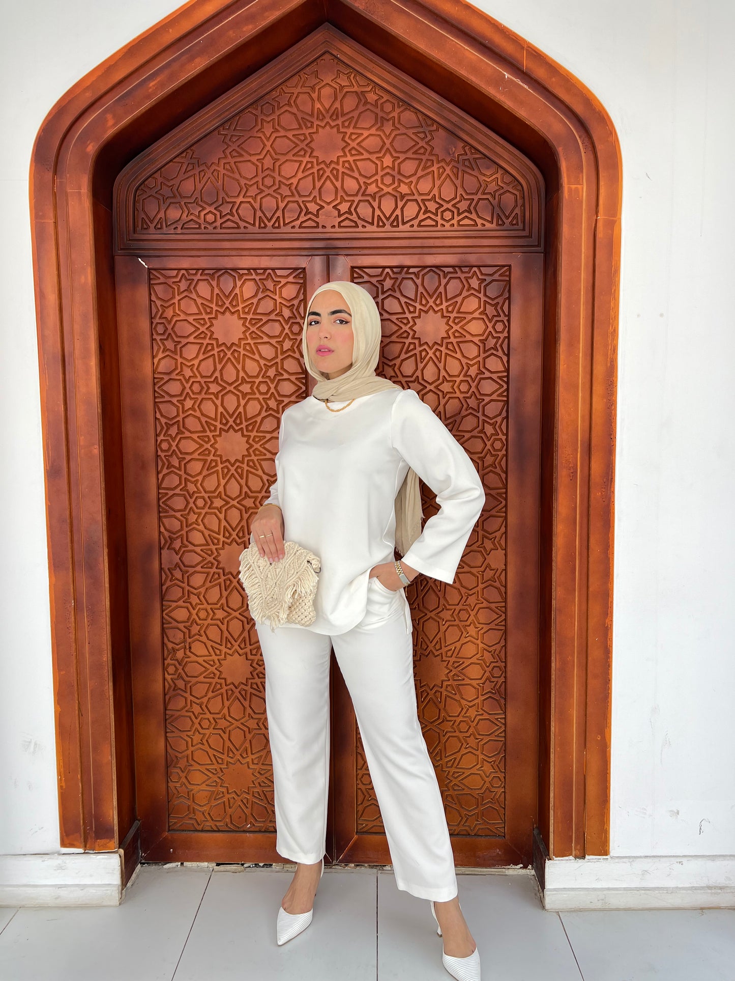 بلوزة كلاسيكية بيضاء مع بنطال