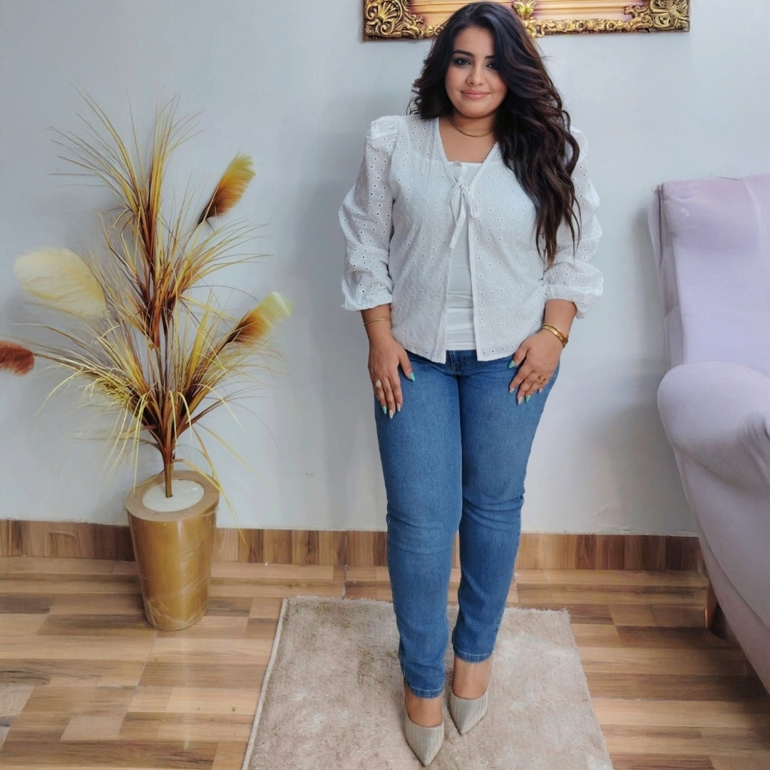 بلوزة بيضاء قطنية بتصميم مطرز وربطة أمامية