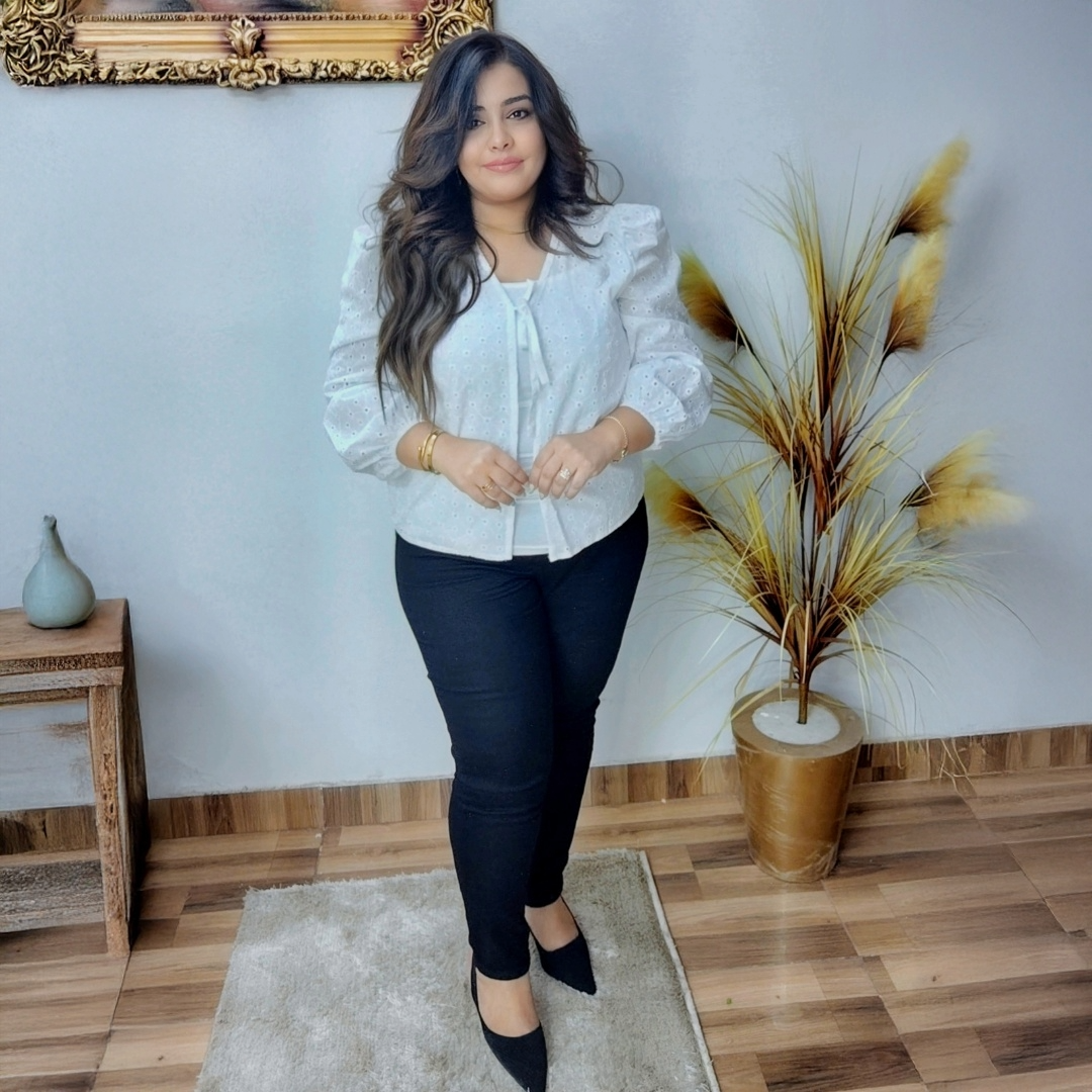 بلوزة بيضاء قطنية بتصميم مطرز وربطة أمامية