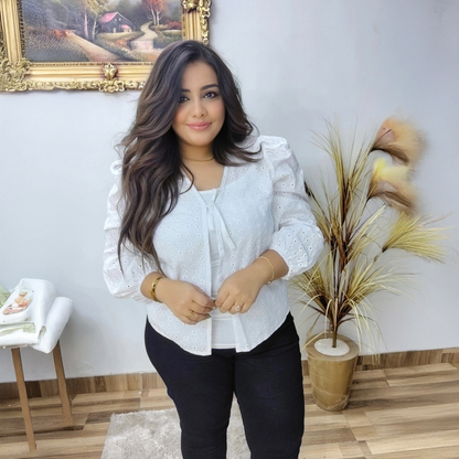 بلوزة بيضاء قطنية بتصميم مطرز وربطة أمامية